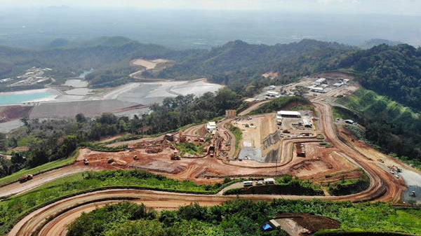 Area tambang emas Tumpang Pitu yang membentang di lereng bukit dekat hutan dan pantai selatan Banyuwangi, menunjukkan perubahan lanskap akibat aktivitas penambangan.