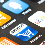 Tampilan ikon aplikasi eBay di layar smartphone, berdampingan dengan aplikasi belanja online lain seperti Amazon dan AliExpress.