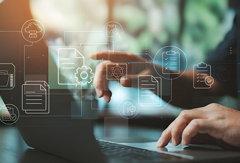Seorang individu sedang menggunakan laptop dengan ikon digital melayang di atas layar, termasuk folder, dokumen, awan penyimpanan, daftar centang, roda gigi, dan koneksi jaringan—melambangkan manajemen data dan alur kerja digital dalam suasana profesional yang terang dan modern.