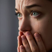 Perempuan yang menangis; air mata mengalir di pipi, mata terbuka lebar penuh emosi, dan kedua tangan menutupi mulut. Ekspresi yang menggambarkan bahwa menangis adalah bahasa jiwa—tak selalu butuh kata, tapi menyampaikan kedalaman rasa yang tak terucapkan.