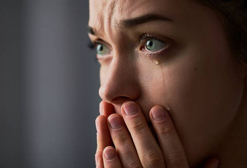 Perempuan yang menangis; air mata mengalir di pipi, mata terbuka lebar penuh emosi, dan kedua tangan menutupi mulut. Ekspresi yang menggambarkan bahwa menangis adalah bahasa jiwa—tak selalu butuh kata, tapi menyampaikan kedalaman rasa yang tak terucapkan.